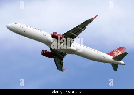 Osaka, Giappone. 6 luglio 2023. Un Airbus 321 Juneyao Airlines decolla dall'aeroporto di Osaka-Kansai. Juneyao Airlines è una compagnia aerea privata della Cina continentale con sede a Shanghai. Fondata nel 2005, la compagnia aerea opera sia su rotte nazionali che internazionali. (Foto di Fabrizio Gandolfo/SOPA Images/Sipa USA) credito: SIPA USA/Alamy Live News Foto Stock