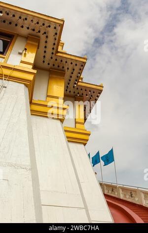 La scala rossa con il banister bianco o il corrimano della pagoda Phu Khao Thong nel tempio di Wat Saket Foto Stock