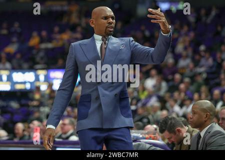 Baton Rouge, LOUISIANA, USA. 9 gennaio 2024. Il capo-allenatore di Vanderbilt Jerry Stackhouse segnala alla sua panchina durante l'azione di pallacanestro NCAA tra i Vanderbilt Commodores e i LSU Tigers al Pete Maravich Assembly Center di Baton Rouge, LOUISIANA. Jonathan Mailhes/CSM/Alamy Live News Foto Stock