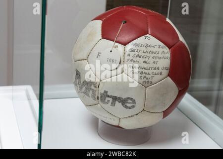 Museo della Jugoslavia: Centro commemorativo - Fondo Josip Broz Tito: Regali dalla Jugoslavia: Pallone da calcio. Belgrado, Serbia. Foto Stock