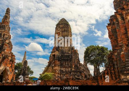 Il Wat Ratchaburana è un tempio buddista nel Parco storico di Ayutthaya. Il prang principale del tempio è uno dei più belli della città. Foto Stock