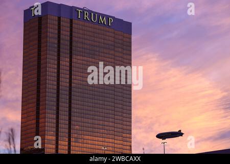 Las Vegas, Nevada, USA. 9 gennaio 2024. Una vista esterna del Trump Hotel mentre passa il Goodyear Blimp al tramonto a Las Vegas, Nevada. Christopher Trim/CSM/Alamy Live News Foto Stock