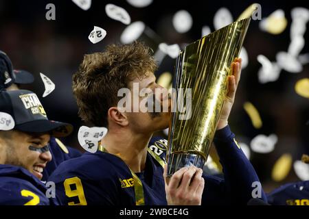 HOUSTON, Texas - 08 GENNAIO: Il quarterback dei Michigan Wolverines J.J. McCarthy (9) celebra il CFP National Championship contro i Washington Huskies l'8 gennaio 2024 all'NRG Stadium di Houston, Texas. (Foto di Joe Robbins/immagine di Sport) Foto Stock