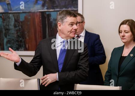 RIGA, Lettonia. 9 gennaio 2024. Arvils Aseradens, ministro delle Finanze della Lettonia, incontra Paschal Donohoe (nella foto), presidente dell'Eurogruppo, ministro della spesa pubblica, consegna del piano di sviluppo nazionale e riforma dell'Irlanda. Crediti: Gints Ivuskans/Alamy Live News Foto Stock