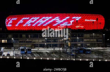 Muenchen, Deutschland. 9 gennaio 2024. Die zu Ehren des verstorbenen Franz Beckenbauer in rot beleuchtete Allianz-Arena des FC Bayern Muenchen mit dem Schriftzug Danke Franz. Schriftzug Danke Franz, FC Bayern Muenchen, Allianz Arena, Muenchen, 09.01.2024. Foto: Eibner-Pressefoto/Heike Feiner Credit: dpa/Alamy Live News Foto Stock