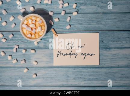 OH NO, LUNEDÌ DI NUOVO nota di testo con tazza di caffè bianco e marshmallow su sfondo di legno. Il giorno più deprimente dell'anno di gennaio. Giorno commettere suicidio e depressione segno di motivazione. Vista dall'alto, base piatta Foto Stock