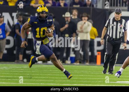 Il quarterback dei Michigan Wolverines Alex Orji (10) porta il pallone contro la difesa dei Washington Huskies durante il College Football Playoff Nation 2024 Foto Stock