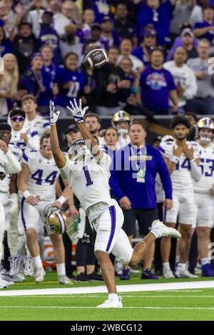 Il wide receiver dei Washington Huskies Rome Odunze (1) raggiunge il pallone contro i Michigan Wolverines durante il College Football Playoff Nationa del 2024 Foto Stock