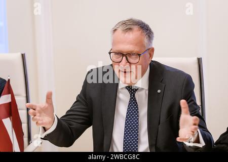 RIGA, Lettonia. 9 gennaio 2024. Arvils Aseradens (nella foto), ministro delle Finanze della Lettonia incontra Paschal Donohoe, presidente dell'Eurogruppo, ministro della spesa pubblica, consegna del piano di sviluppo nazionale e riforma dell'Irlanda. Crediti: Gints Ivuskans/Alamy Live News Foto Stock