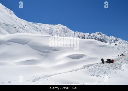 Rudarprayag, Uttarakhand, India, aprile 26 2014, operaio che apre la strada innevata del tempio di Kedarnath. Kedarnath è una città dell'India di 8.71 abitanti, situata nel distretto di Kannur, nello stato federato del Kern Foto Stock