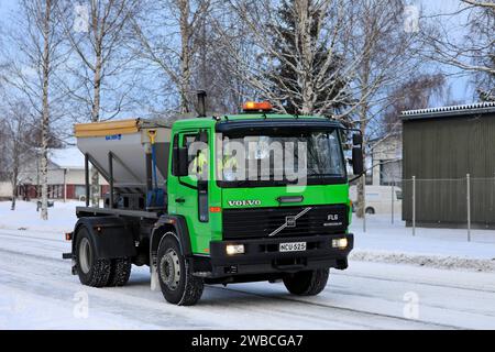 Volvo FL6 verde lime per la distribuzione della grana su strade ghiacciate e innevate in una fredda giornata invernale. Salo, Finlandia. 27 dicembre 2023. Foto Stock