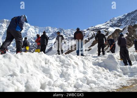 Rudarprayag, Uttarakhand, India, aprile 26 2014, operaio che apre la strada innevata del tempio di Kedarnath. Kedarnath è una città dell'India di 8.71 abitanti, situata nel distretto di Kannur, nello stato federato del Kern Foto Stock