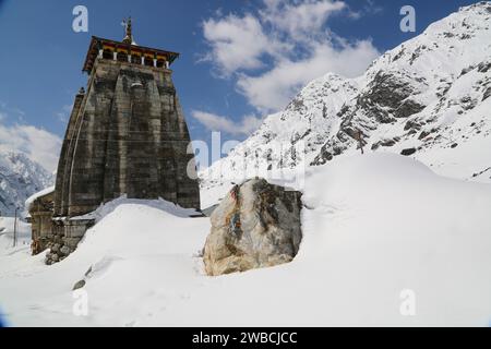 Tempio di Kedarnath, santuario coperto di neve. Il tempio di Kedarnath è un tempio indù dedicato a Shiva. Situato sulla catena montuosa dell'Himalaya del Garhwal vicino al fiume Mandakini. Foto Stock