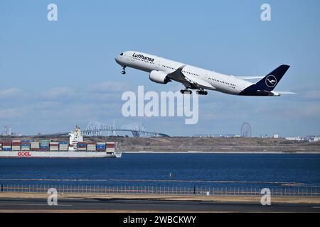 Airbus A350-900 (reg. D-AIXC) del volo Lufthansa LH715 per Monaco decollando il primo giorno di riapertura della pista C all'aeroporto di Haneda, l'8 gennaio 2024. Credito: Aviation Wire/AFLO/Alamy Live News Foto Stock