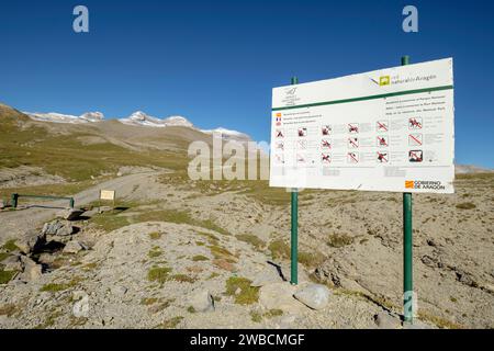 Cartello frente a las cumbres, Llano Tripals, parque nacional de Ordesa y Monte Perdido, comarca del Sobrarbe, Huesca, Aragón, cordillera de los Pirine Foto Stock