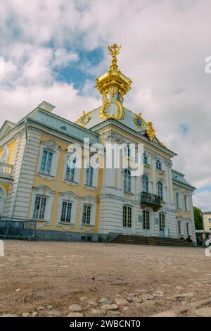 St Pietroburgo, Russia - 23 agosto 2023: Fontane di Peterhof. Vista della dispensa speciale del Museo, ala occidentale del grande Palazzo Peterhof Foto Stock