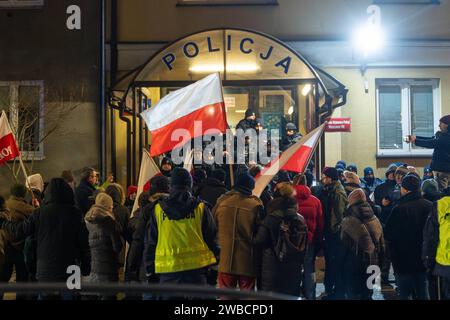 Le persone sventolano bandiere polacche durante un raduno di fronte alla stazione di polizia dove soggiornano Wasik e Kaminski, a Varsavia, il 9 gennaio 2024. Circa un centinaio di persone si riunirono per esprimere il loro sostegno ai parlamentari Maciej Wasik e Mariusz Kaminski, che furono condannati alla prigione dalla corte. Entrambi i parlamentari sono stati arrestati questa sera al Palazzo presidenziale. Varsavia Polonia Rally a sostegno dei deputati PiS a Varsavia 2024/01/09 Copyright: XMarekxAntonixIwanczukx MAI09569-Enhanced-NR Foto Stock