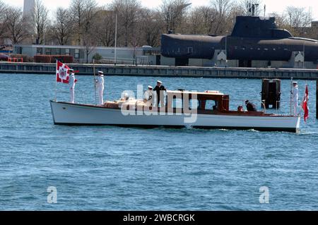 HM la Regina Margrethe II e marito principe Hnerik ufficiale a bordo della nave reale Danneborg come al solito ogni anno e la coppia reale salperà da Copenaghen alla città di Hillingoer e pranzerà sulla nave oggi venerdì 28,2006 aprile Copenaghen Danimarca (foto di Francis Dean/Dean Pictures) Foto Stock