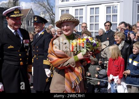 HM la Regina Margrethe II e marito principe Hnerik ufficiale a bordo della nave reale Danneborg come al solito ogni anno e la coppia reale salperà da Copenaghen alla città di Hillingoer e pranzerà sulla nave oggi venerdì 28,2006 aprile Copenaghen Danimarca (foto di Francis Dean/Dean Pictures) Foto Stock