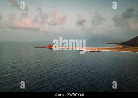 Vista aerea della costa di Dihamri con promontorio roccioso a Socotra, Yemen. Foto Stock