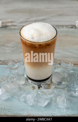 Caffettiera ghiacciata in tazza di vetro su un tavolo di legno Foto Stock