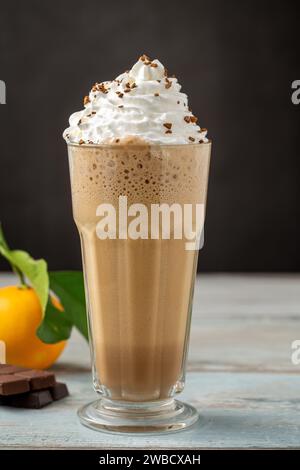 Frullato di arancia e cioccolato con caffè cosparso sopra Foto Stock