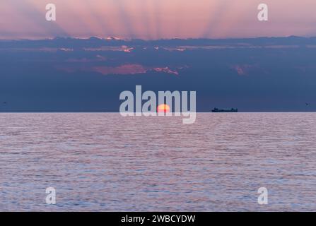 Alba sul Mar Mediterraneo vista dalla spiaggia di Torremolinos. Costa del Sol, Spagna Foto Stock