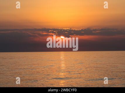 Alba sul Mar Mediterraneo vista dalla spiaggia di Torremolinos. Costa del Sol, Spagna Foto Stock