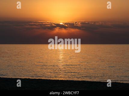 Alba sul Mar Mediterraneo vista dalla spiaggia di Torremolinos. Costa del Sol, Spagna Foto Stock