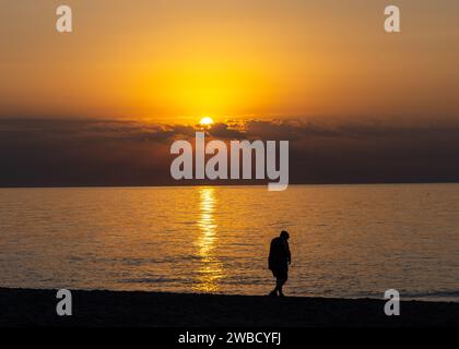 Alba sul Mar Mediterraneo vista dalla spiaggia di Torremolinos. Costa del Sol, Spagna Foto Stock