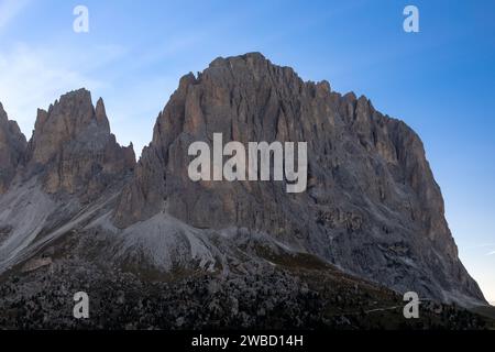 Vista dal passo Sella alla montagna di Langkofel alla luce della sera, alto Adige Foto Stock