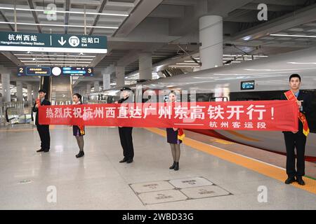 Hangzhou, provincia cinese di Zhejiang. 10 gennaio 2024. I membri del personale celebrano il lancio di un nuovo servizio di treno proiettile diretto alla stazione ferroviaria di Guangzhou Est nella provincia del Guangdong della Cina meridionale dalla stazione ferroviaria di Hangzhou Ovest, nella stazione di Hangzhou, nella provincia dello Zhejiang della Cina orientale, il 10 gennaio 2024. Un nuovo servizio ferroviario passeggeri che collega direttamente la stazione ferroviaria di Hangzhou Ovest a Hangzhou e la stazione ferroviaria di Guangzhou Est a Guangzhou è stato lanciato mercoledì. La Cina ha iniziato ad attuare un nuovo piano operativo ferroviario lo stesso giorno. Crediti: Huang Zongzhi/Xinhua/Alamy Live News Foto Stock