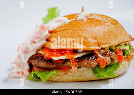 Delizioso il Melting Meat Burger con un mazzo di gocce mayo Foto Stock