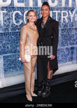 HOLLYWOOD, LOS ANGELES, CALIFORNIA, USA - GENNAIO 09: Jodie Foster e Kali Reis arrivano alla Los Angeles Premiere della quarta stagione di "True Detective: Night Country" di HBO, tenutasi al Paramount Theatre presso i Paramount Pictures Studios il 9 gennaio 2024 a Hollywood, Los Angeles, California, Stati Uniti. (Foto di Xavier Collin/Image Press Agency) Foto Stock
