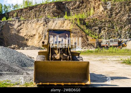 Pala caricatrice gommata in cava Foto Stock