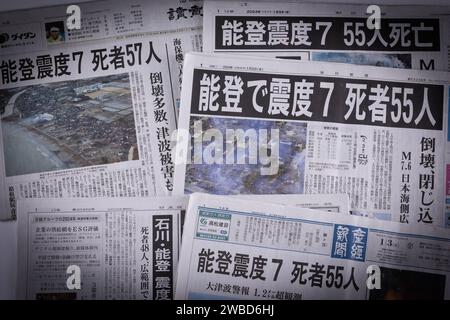 I giornali giapponesi del 3 gennaio 2024 che riportano il terremoto della penisola di noto del 2024 sono stati visti a Tokyo, in Giappone, il 10 gennaio 2024. Un potente terremoto di magnitudo-7,6 ha colpito la penisola giapponese di noto nella prefettura di Ishikawa il giorno di Capodanno, lunedì 1 gennaio 2024. Questo terremoto ha causato un avvertimento tsunami da emettere nella zona di noto. Ci sono state morti e persone scomparse a causa del crollo delle case e degli incendi principalmente nella città di Wajima, Suzu e Anamizu nella prefettura di Ishikawa. Crediti: Shingo Tosha/AFLO/Alamy Live News Foto Stock