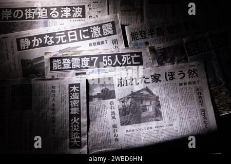 I giornali giapponesi del 3 gennaio 2024 che riportano il terremoto della penisola di noto del 2024 sono stati visti a Tokyo, in Giappone, il 10 gennaio 2024. Un potente terremoto di magnitudo-7,6 ha colpito la penisola giapponese di noto nella prefettura di Ishikawa il giorno di Capodanno, lunedì 1 gennaio 2024. Questo terremoto ha causato un avvertimento tsunami da emettere nella zona di noto. Ci sono state morti e persone scomparse a causa del crollo delle case e degli incendi principalmente nella città di Wajima, Suzu e Anamizu nella prefettura di Ishikawa. Crediti: Shingo Tosha/AFLO/Alamy Live News Foto Stock