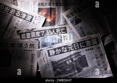 I giornali giapponesi del 3 gennaio 2024 che riportano il terremoto della penisola di noto del 2024 sono stati visti a Tokyo, in Giappone, il 10 gennaio 2024. Il 1 gennaio 2024 alle 16:10 JST, il terremoto di magnitudo stimato di 7,6 colpì la penisola di noto nella prefettura di Ishikawa, in Giappone. Questo terremoto ha causato un avvertimento tsunami da emettere nella zona di noto. Ci sono state morti e persone scomparse a causa del crollo delle case e degli incendi principalmente nella città di Wajima, Suzu e Anamizu nella prefettura di Ishikawa. Crediti: Shingo Tosha/AFLO/Alamy Live News Foto Stock