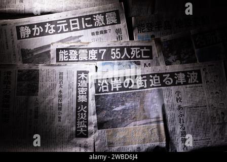 I giornali giapponesi del 3 gennaio 2024 che riportano il terremoto della penisola di noto del 2024 sono stati visti a Tokyo, in Giappone, il 10 gennaio 2024. Un potente terremoto di magnitudo-7,6 ha colpito la penisola giapponese di noto nella prefettura di Ishikawa il giorno di Capodanno, lunedì 1 gennaio 2024. Questo terremoto ha causato un avvertimento tsunami da emettere nella zona di noto. Ci sono state morti e persone scomparse a causa del crollo delle case e degli incendi principalmente nella città di Wajima, Suzu e Anamizu nella prefettura di Ishikawa. Crediti: Shingo Tosha/AFLO/Alamy Live News Foto Stock