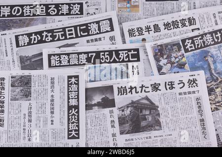 I giornali giapponesi del 3 gennaio 2024 che riportano il terremoto della penisola di noto del 2024 sono stati visti a Tokyo, in Giappone, il 10 gennaio 2024. Un potente terremoto di magnitudo-7,6 ha colpito la penisola giapponese di noto nella prefettura di Ishikawa il giorno di Capodanno, lunedì 1 gennaio 2024. Questo terremoto ha causato un avvertimento tsunami da emettere nella zona di noto. Ci sono state morti e persone scomparse a causa del crollo delle case e degli incendi principalmente nella città di Wajima, Suzu e Anamizu nella prefettura di Ishikawa. Crediti: Shingo Tosha/AFLO/Alamy Live News Foto Stock