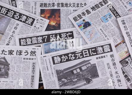 I giornali giapponesi del 3 gennaio 2024 che riportano il terremoto della penisola di noto del 2024 sono stati visti a Tokyo, in Giappone, il 10 gennaio 2024. Il 1 gennaio 2024 alle 16:10 JST, il terremoto di magnitudo stimato di 7,6 colpì la penisola di noto nella prefettura di Ishikawa, in Giappone. Questo terremoto ha causato un avvertimento tsunami da emettere nella zona di noto. Ci sono state morti e persone scomparse a causa del crollo delle case e degli incendi principalmente nella città di Wajima, Suzu e Anamizu nella prefettura di Ishikawa. Crediti: Shingo Tosha/AFLO/Alamy Live News Foto Stock