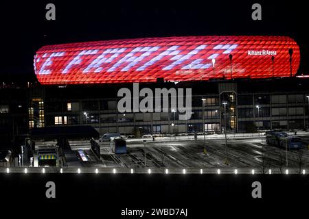 Muenchen, Deutschland. 9 gennaio 2024. Aussenansicht der Allianz Arena im Norden Muenchens bei Nacht am 09.01.2024. UBz: Schriftzug zu Gedenken des verstorbenen Franz Beckenbauer, DANKE FRANZ, an der Außenhuelle des Stadions. Franz Beckenbauer, Bayern Muenchen. Credito: dpa/Alamy Live News Foto Stock