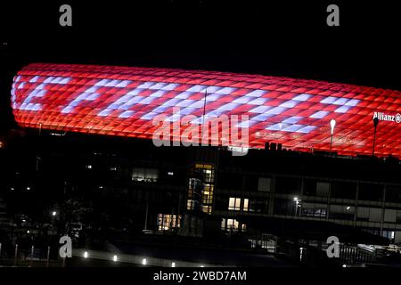 Muenchen, Deutschland. 9 gennaio 2024. Aussenansicht der Allianz Arena im Norden Muenchens bei Nacht am 09.01.2024. UBz: Schriftzug zu Gedenken des verstorbenen Franz Beckenbauer, DANKE FRANZ, an der Außenhuelle des Stadions. Franz Beckenbauer, Bayern Muenchen. Credito: dpa/Alamy Live News Foto Stock