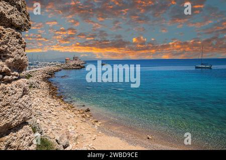 Visualizza lungo PL. Neoriou, Mandraki Marina Port, isola di Rodi, Grecia, dai bastioni della porta di San Paolo. Mulini a vento, fortezza di San Nicola Foto Stock