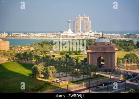 Abu Dhabi, Emirati Arabi Uniti - 4 dicembre 2023: Vista aerea del cancello dell'Emirates Palace e dell'hotel Rixos sullo sfondo ad Abu Dhabi, Emirati Arabi Uniti. Foto Stock