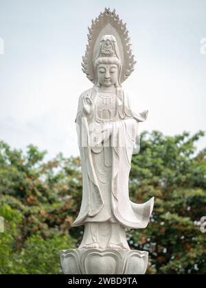 Statua di Guanyin in piedi o Dea della Misericordia - Chiesa campana cinese. Dumaguete City Foto Stock
