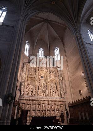 Interno gotico della cattedrale, luce del sole che illumina l'altare. Maestoso interno della cattedrale con pala d'altare decorata. Pala d'altare della Cattedrale di Huesca Damiand Foto Stock