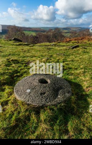 Una mola abbandonata a Bolehill Quarry, Millstone Edge, Peak District National Park, Derbyshire, Inghilterra Foto Stock