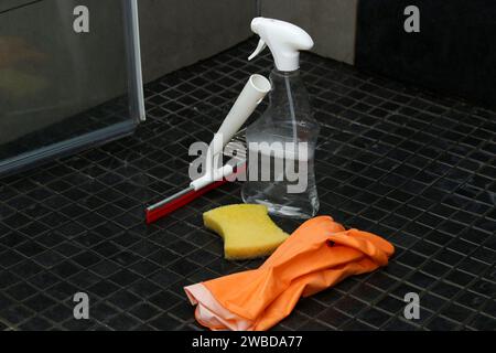 Attrezzature per la pulizia del bagno con panno doccia, flacone spray, guanti e spugna Foto Stock