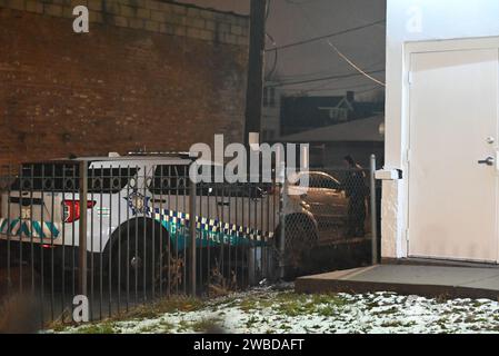 Polizia di Chicago sulla scena dell'omicidio. La polizia di Chicago processa una scena del crimine che si è verificata nell'isolato 300 di E. 79th Street a Chicago, Illinois, Stati Uniti il 10 gennaio 2024. Martedì 9 gennaio 2024 alle 22:16 circa, un dipendente maschio di 43 anni di un minimarket si trovava in un vicolo quando è stato avvicinato da un sospetto maschio, che ha tentato di derubarlo. L'autore del reato ha sparato a colpi d'arma da fuoco durante l'incidente, colpendo la vittima in testa e la vittima è stata pronunciata sulla scena e la polizia di Chicago dice che non c'è nessuno in custodia. Foto Stock